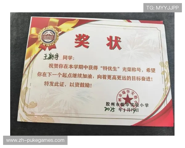 赛事前三名选手荣获奖杯奖牌与成绩证书荣耀加身 赛事前三名选手荣获奖杯奖牌与成绩证书荣耀加身